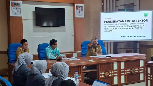 Penerimaan dan paparan kebijakan Dinas Sosial Kab. Kuningan